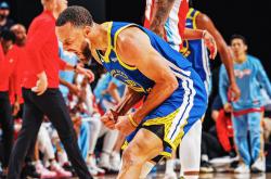 开云体育官方网站-勇士碾压雄鹿，德罗赞状态火热