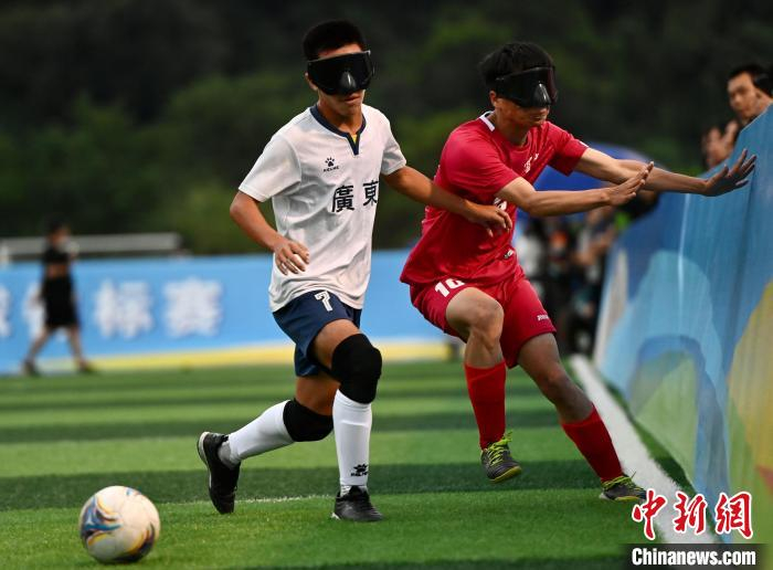 足球界首次举行盲人球员比赛,震撼世界的简单介绍 足球界首次举行盲人球员比赛,震撼世界的简单介绍