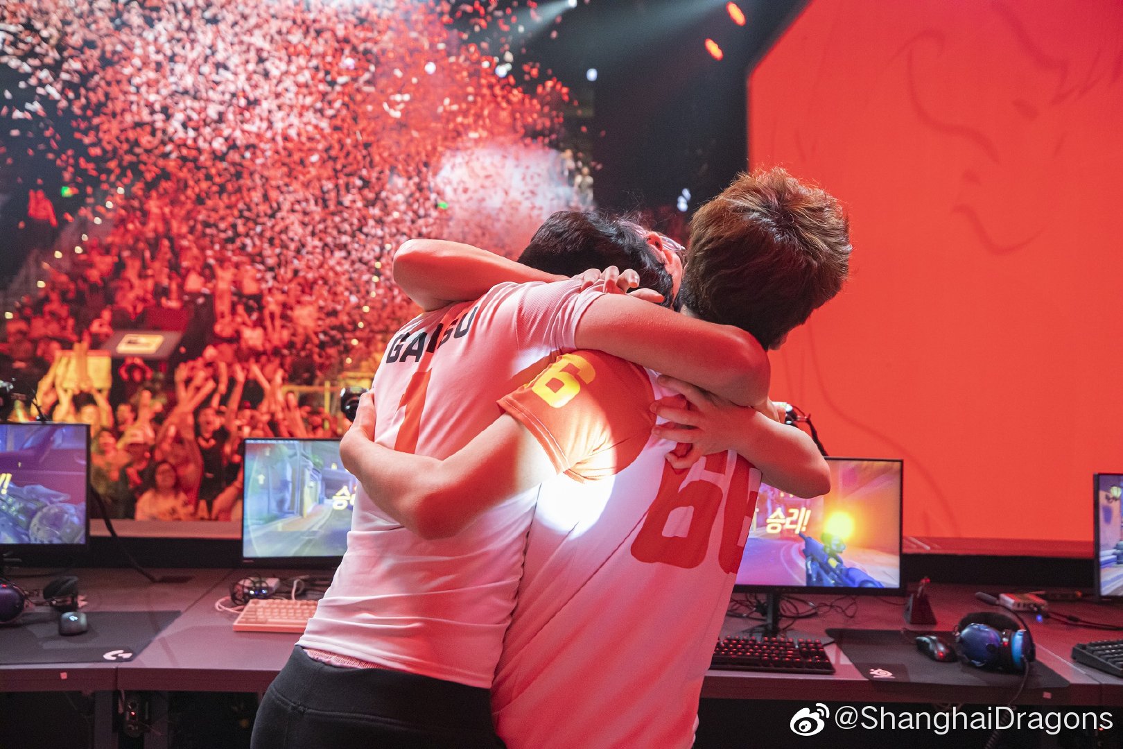 包含法国队鏖战中国队，黄鸭组合刷新纪录的词条